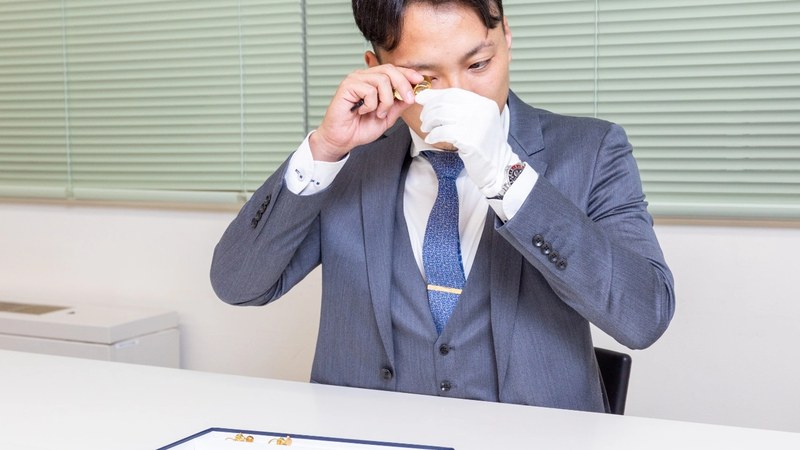 査定の細かい確認をしている様子