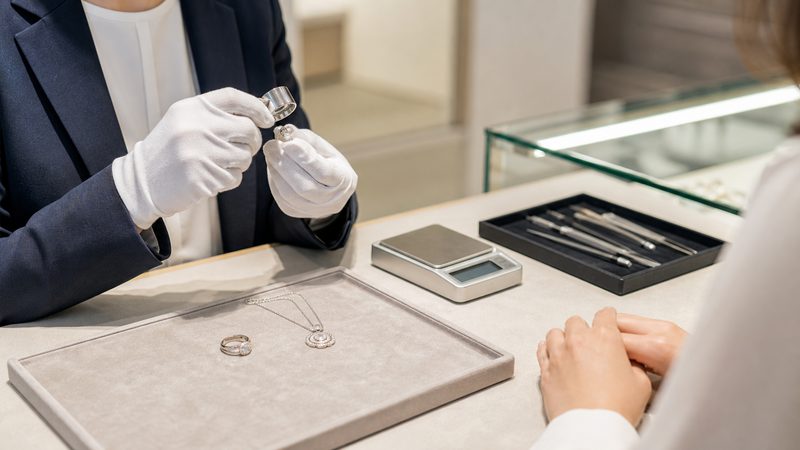 店頭で宝石や貴金属の査定を受ける様子