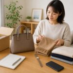 福ちゃんブランド買取の評判を確認しながら品物を整理する様子