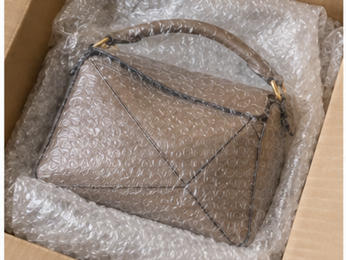 ロエベのバッグや財布の付属品と保護
