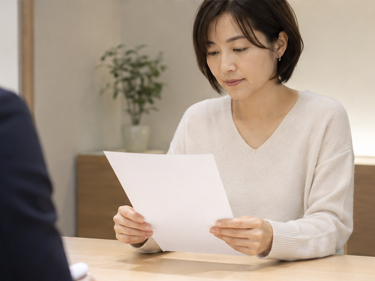 スマホで予約内容を確認する場面