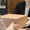 箱なしのバッグと時計を確認する場面